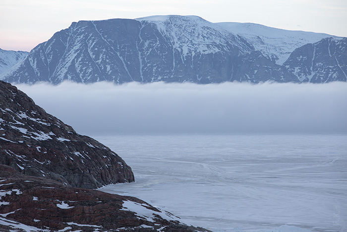 La tempête en provenance du détroit de Davis Le nuage,  un rouleau haut de plusieurs centaines de mètres, avale tout sur son passage : chiens, icebergs, attelages.