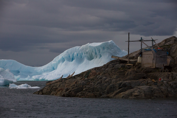 Chaque coup de vent en provenance de l'Inlandsis drosse des icebergs et growlers sur le rivage.