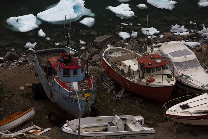   Paroles de Groenlandais : deux habitants sur trois dans les terres d'Uummannaq sont pêcheurs professionnels ou amateurs.  Les navires sont donc légions. Mais les anciennes unités sont délaissées pour des navires plus puissants.