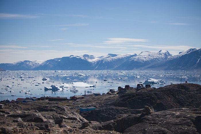 Uummannaq : une île de 12 km2, habitable sur moins d'un vingtième de sa surface. Un rocher sorti des eaux profondes,  à la végétation rasante éphémère au coeur d'un fjord  immense parcouru d'icebergs