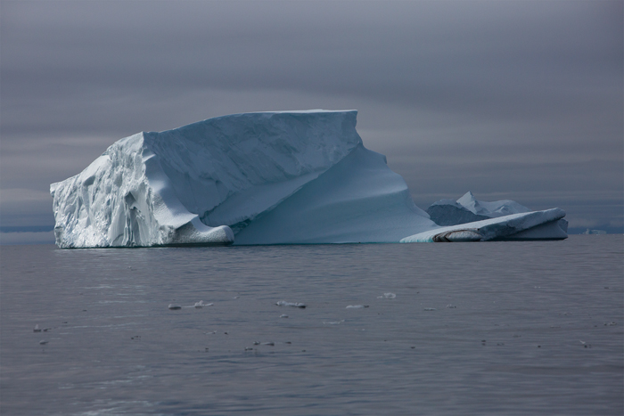  Issus de l'Inlandsis, les icebergs acquierent une personnalité, un visage sous l'action des vents, des vagues. Creusés, modelés, ils changent de lignes tout au long de leur existence vagabonde.