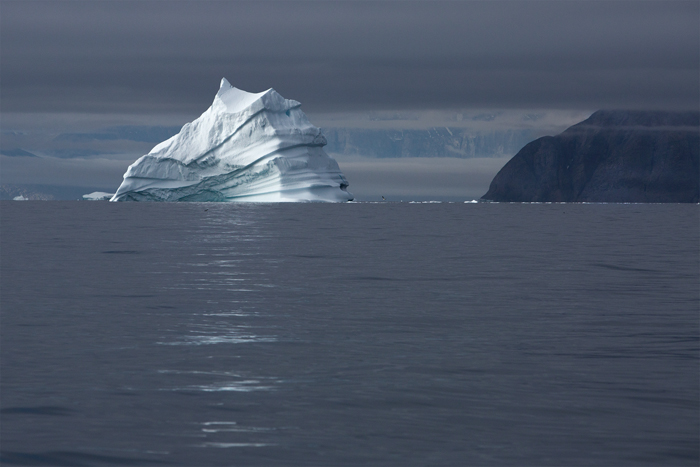  Face à face  entre  "Iluliaq", l'iceberg blanc et "Quaqqa", la montagne noire.