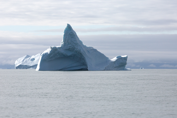  L' Iceberg pointu peut s'effondrer à tout moment. Il vaut mieux croiser large. 