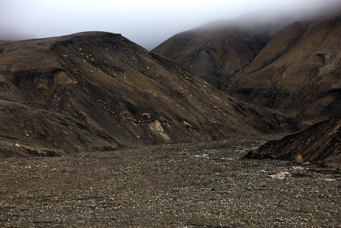 Les roches de l'ouest-groenlandais sont parmi les plus anciennes .La terre  y est noire, friable, stérile en apparence. Le court été arctique  démentira cette impression  en fasant éclore une soyeuse végétation éphémère.
