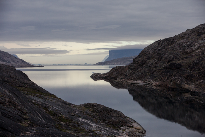 Depuis la Péninsule de Drygalski qui borde le glacier du même nom. L'aurore  se lève sur le fjord.