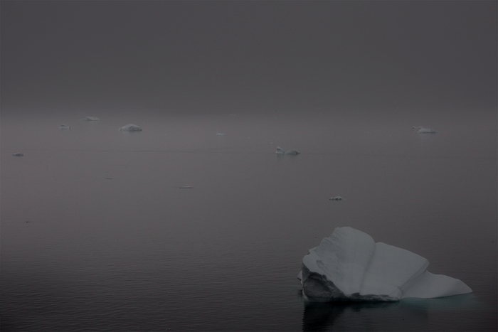 Le brouillard en provenance du détroit de Davis noie le fjord et dissipe les lignes. Le ciel, la mer, la terre se confondent.