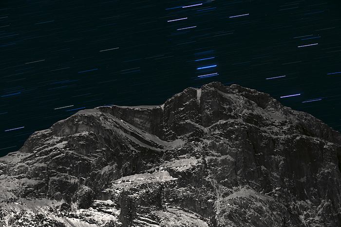 les étoiles dansent autour du dôme du Genepy, haut de 3496 mètres