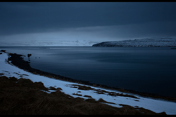 Le crépuscule bleuté sur le fjord de Hestfjördur.