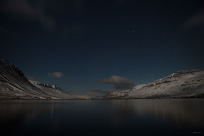 L'aurore danse au dessus du fjord de Seydisfjördur. 