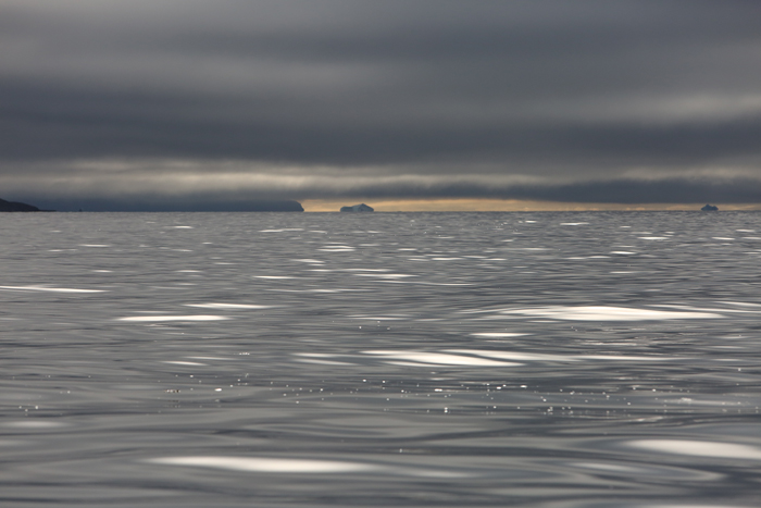  Au loin derrière l'horizon, le détroit de Davis, la haute mer. Ici transitent les icebergs détachés de l'Inlandsis  