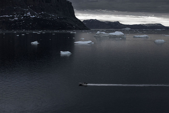 Lors de l'été arctique, l'activité marine  est incessante.  Les Groenlandais naviguent d'îles en îles à toute heure d'un jour permanent et d'une nuit inexistante. 