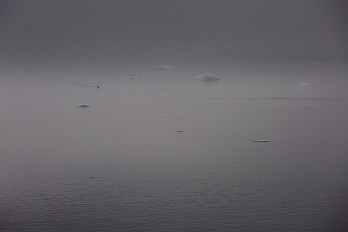 La fonte de la glace de mer crée un brouillard qui se répand comme un rouleau compresseur et peut stagner plusieurs jours. Les bateaux ne s'arrêtent pas de circuler pour autant