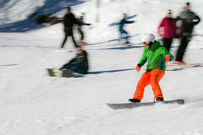 Snowboarder en position goofy : le pied droit devant.